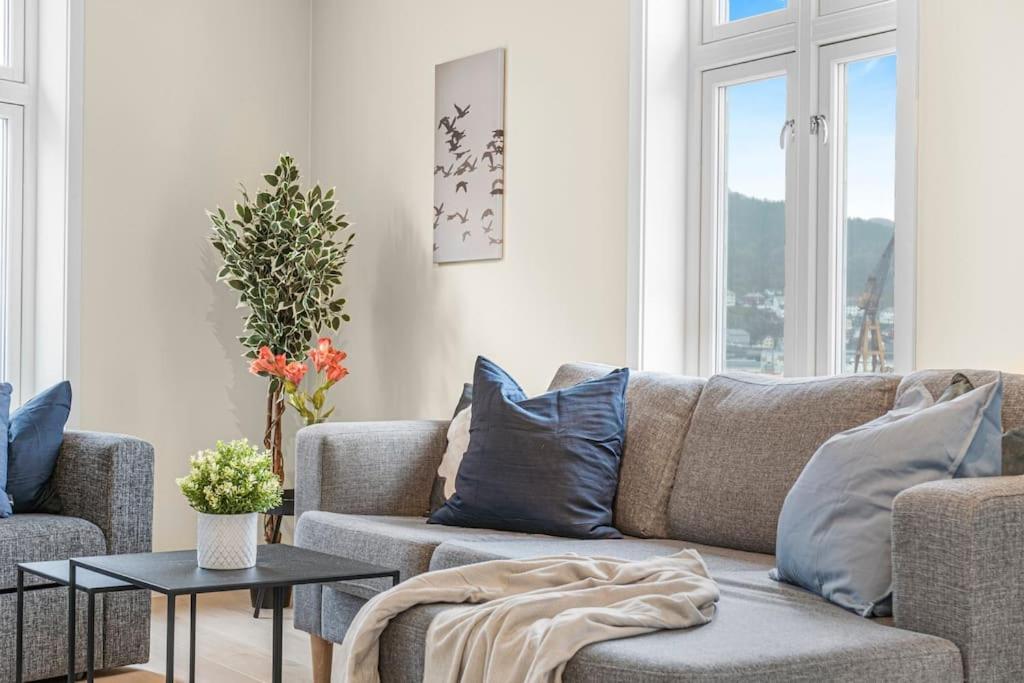 New! Huge Modern Apartment! Fit For Two Families! Bergen Esterno foto