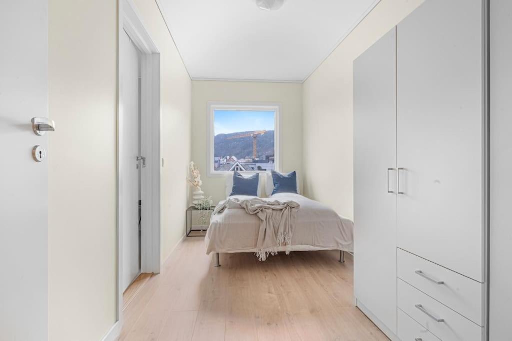 New! Huge Modern Apartment! Fit For Two Families! Bergen Esterno foto
