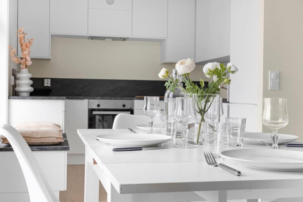 New! Huge Modern Apartment! Fit For Two Families! Bergen Esterno foto