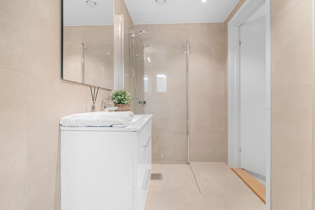 New! Huge Modern Apartment! Fit For Two Families! Bergen Esterno foto